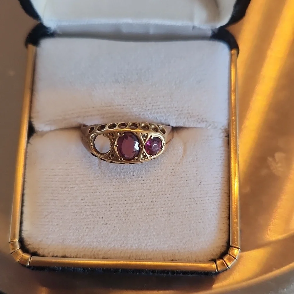 Elegant Gold and Purple Gemstone 18k Ring (Missing A Stone)
